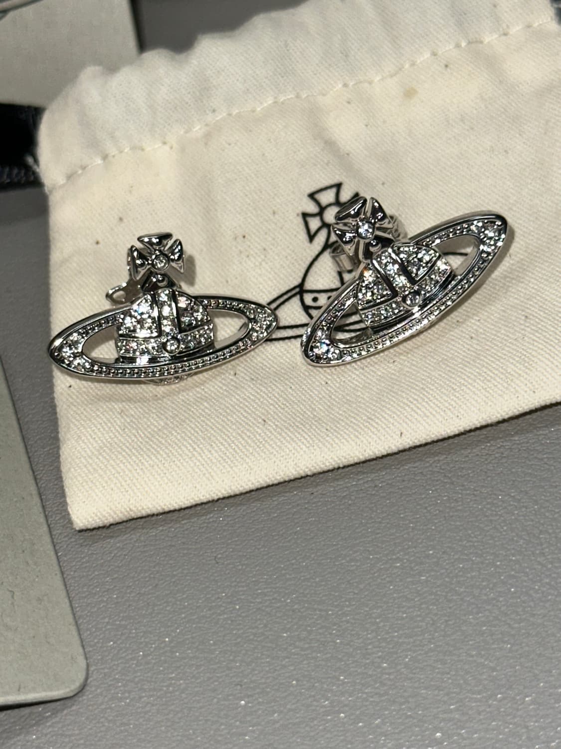 풀박스) 비비안 웨스트우드 미니 바스 릴리프 이어링 상품이미지1