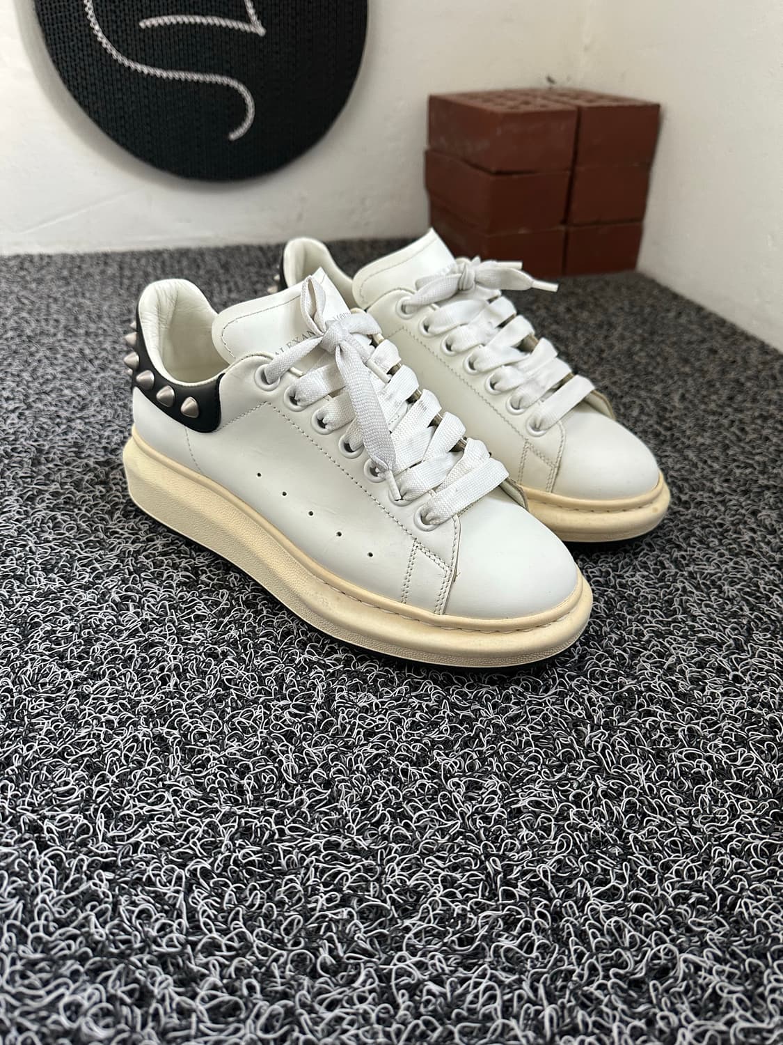 알렉산더 맥퀸 스터드 오버솔 스니커즈 39/240 상품이미지8