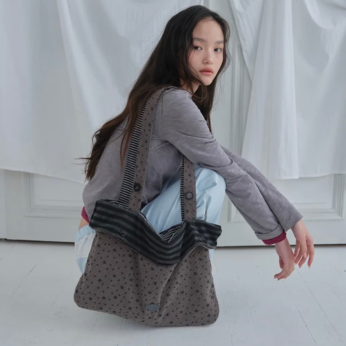 무음 플립 슬리브 숄더백 차콜 상품이미지1