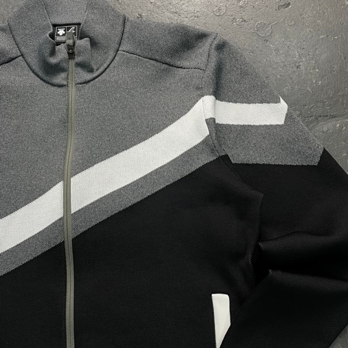 100 데상트 골프 니트 집업 상품이미지2