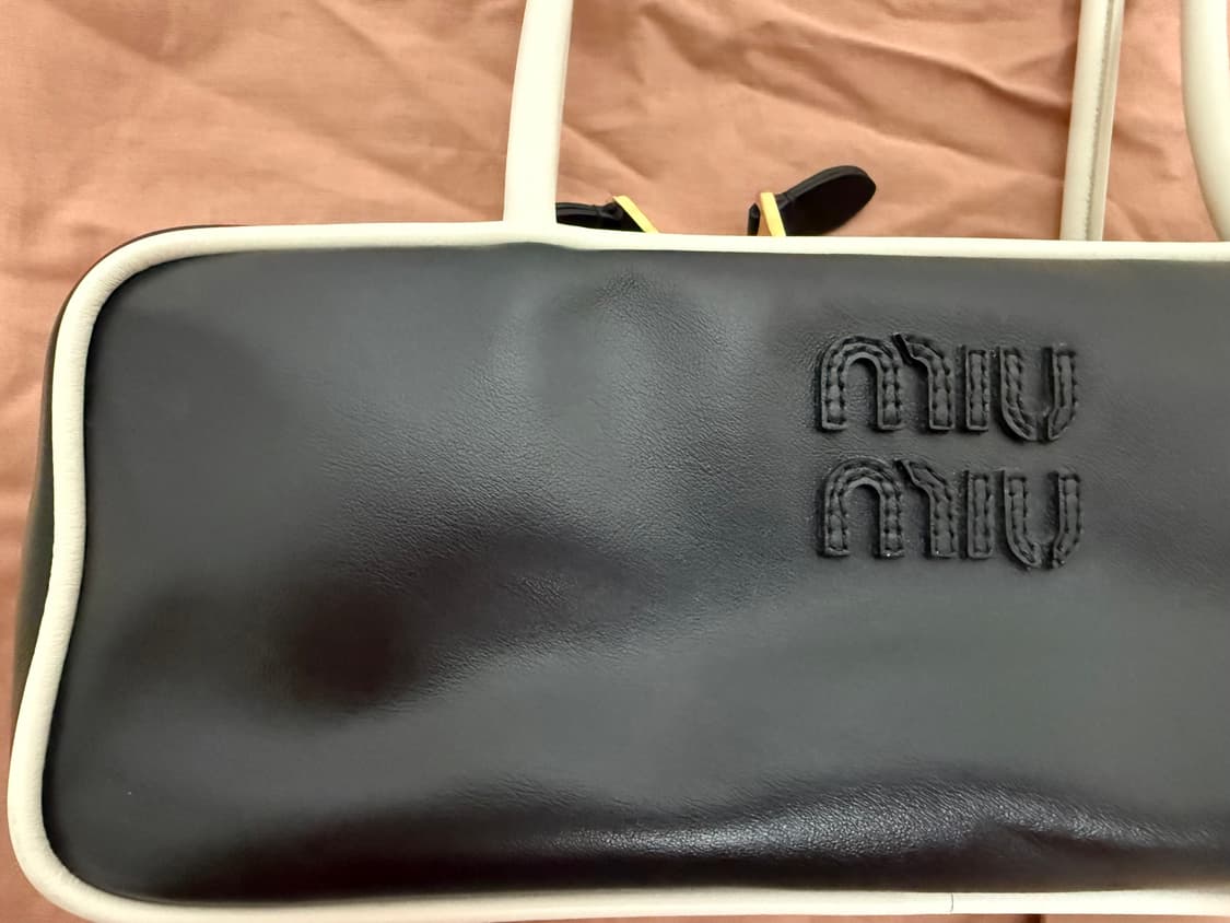 미우미우 보 엠보스 로고 레더 토트백 상품이미지3