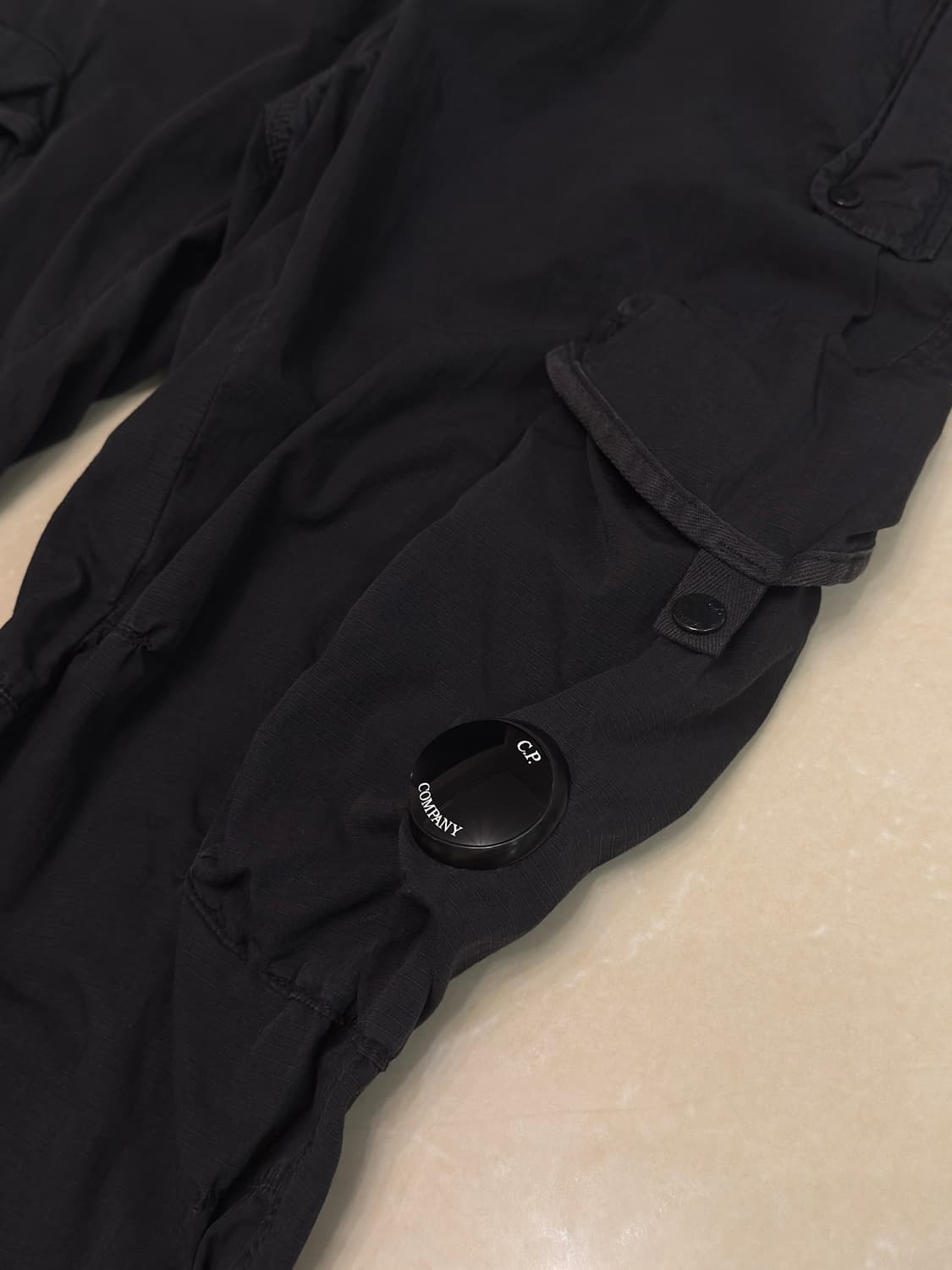 CP Company 렌즈 포켓 블랙 와이드 카고 팬츠 48 상품이미지3