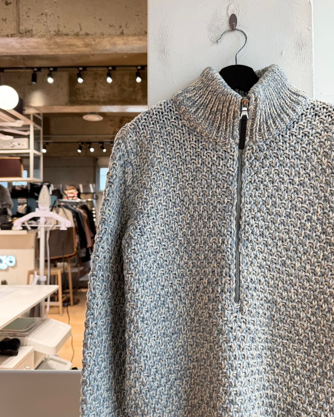 프라다 아이보리 블루 하프 집업 암패치 니트 상품이미지4