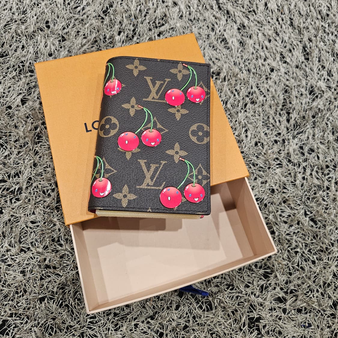 루이비통 x 무라카미 타카시 패스포트 커버 모노그램 체리 코팅 캔버스 상품이미지2