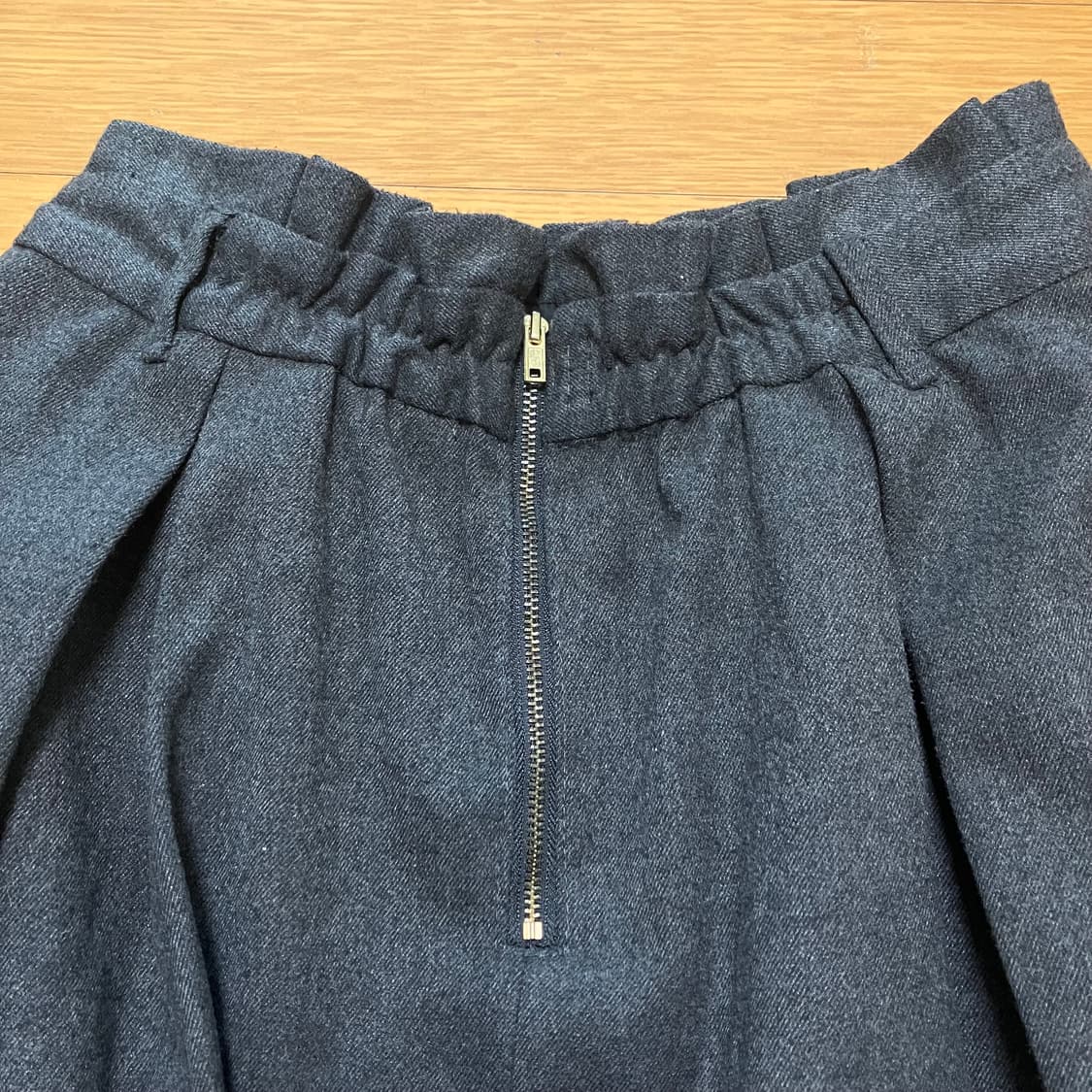 다크그레이 플리츠 미디 스커트 상품이미지3