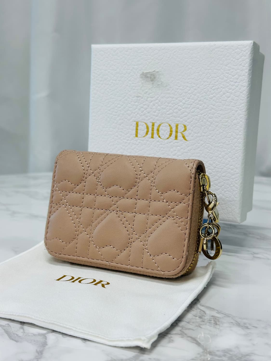 [정품] 디올 레이디 하트 스티칭 반지갑 파우더 핑크 상품이미지2