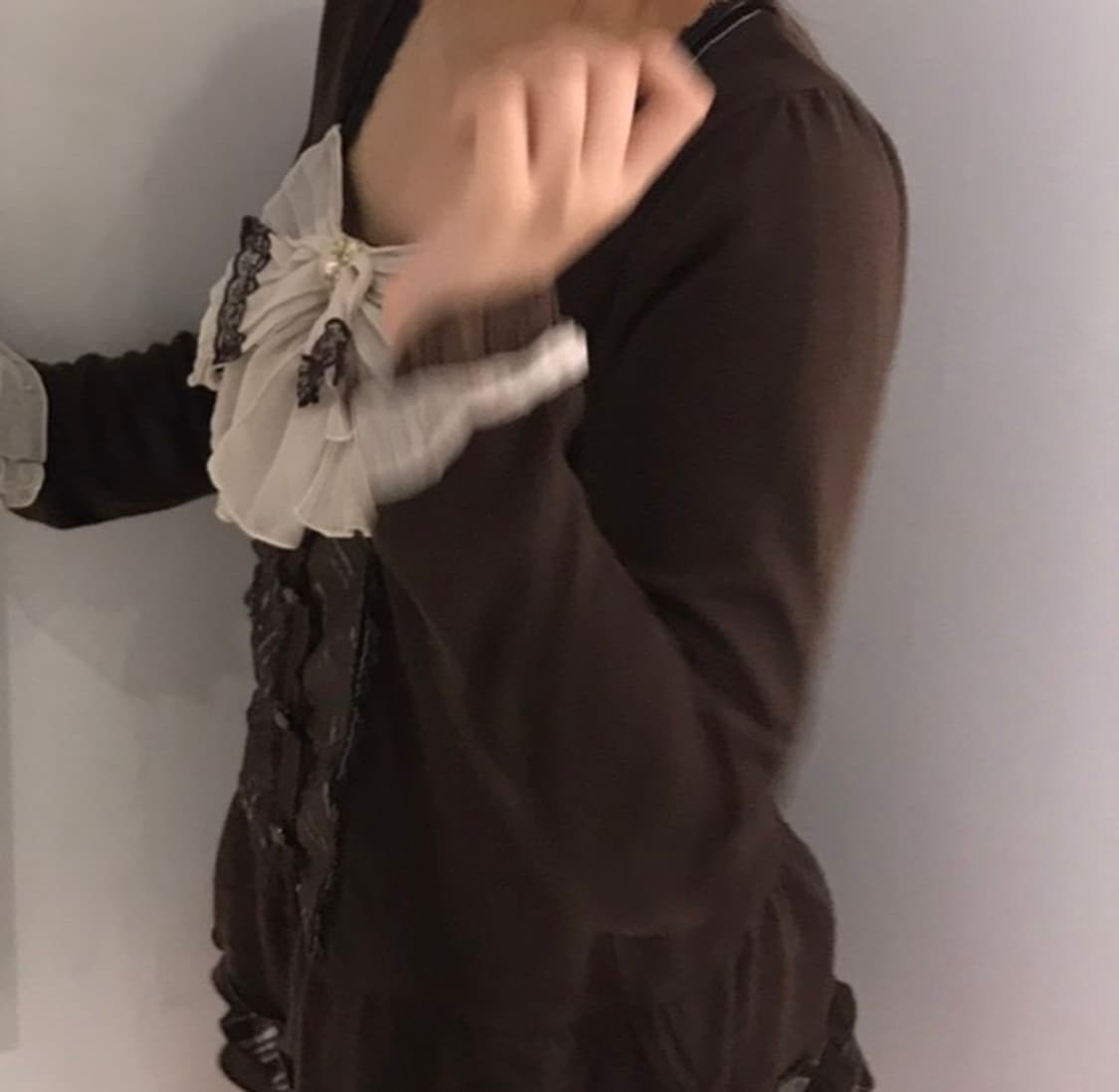 엑시즈팜 리본 레이스 블라우스 롱슬리브리스 라떼갸루 초코 브라운 빈티지 상품이미지3