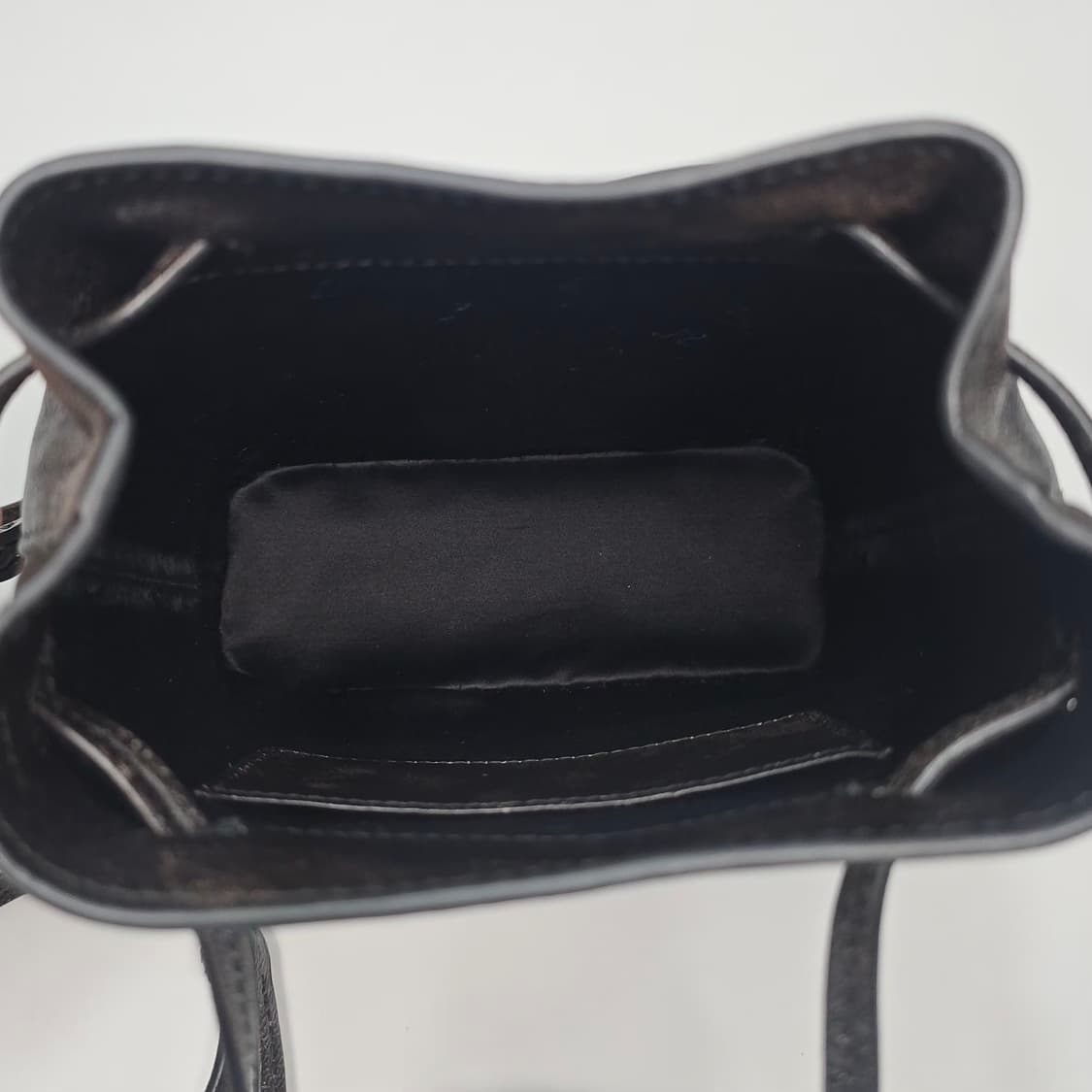 미우미우 올드 나파 가죽 파우치 미니 상품이미지7