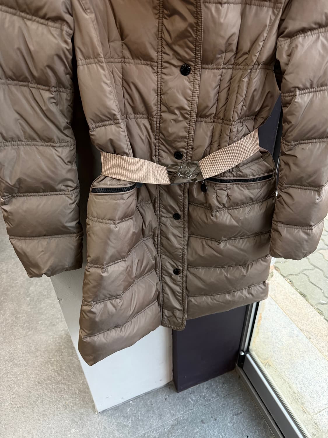 1/ 몽클레어 벨티드 와펜 구스다운 롱패딩 상품이미지5