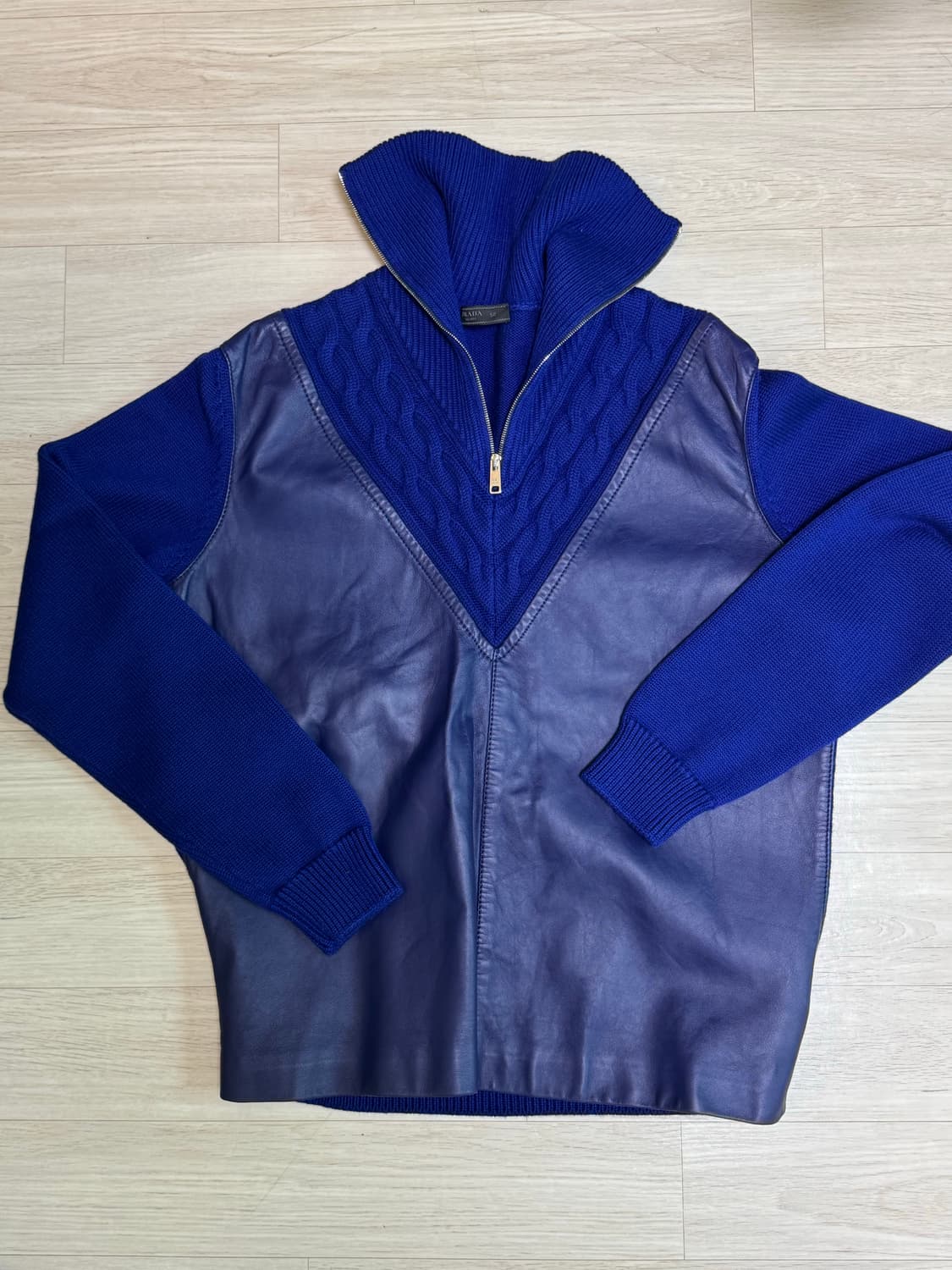 Prada 19s/s 컬렉션 런웨이 프라다 블루 레더 니트 집업 상품이미지2