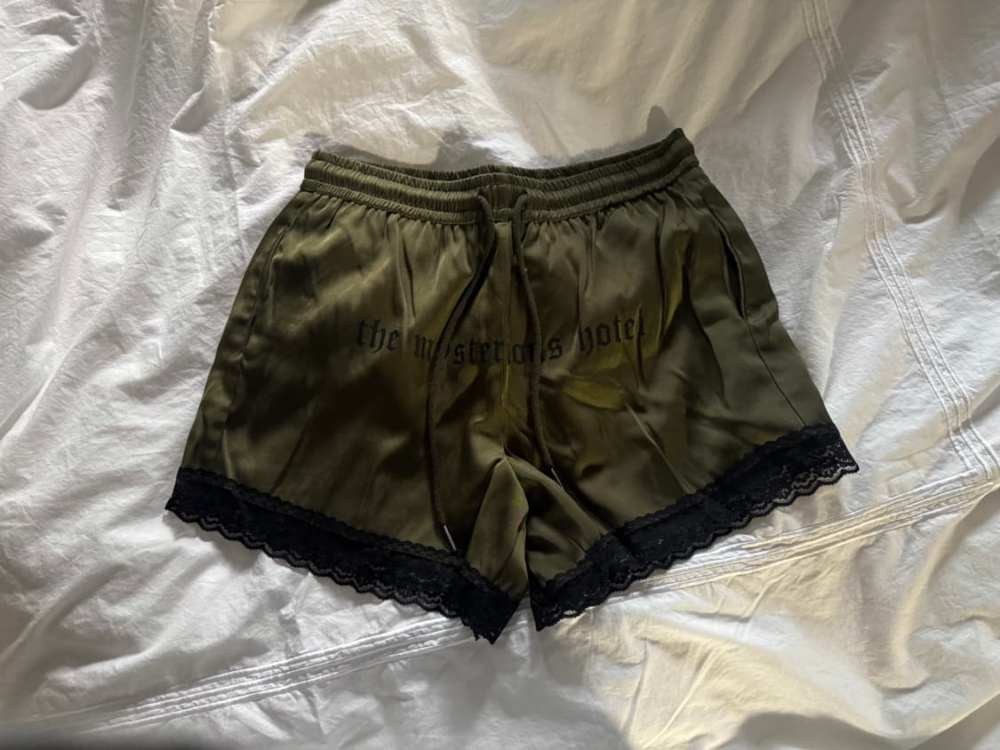 더미스테리어스호텔 레이스 쇼츠 - 카키 상품이미지1