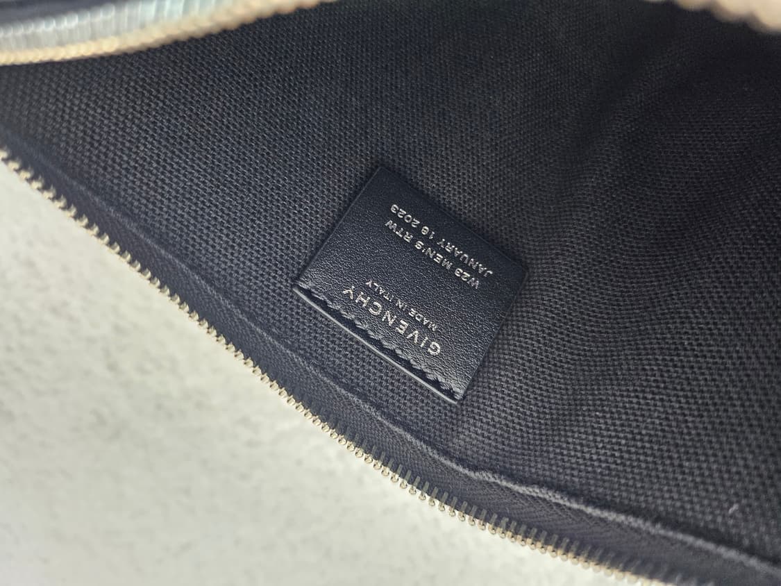 정품(남여)지방시 로고 스웨이드 파우치 클러치 상품이미지4