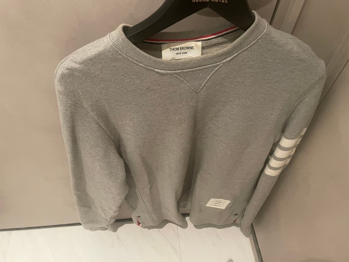 톰브라운 그레이 맨투맨 상품이미지1