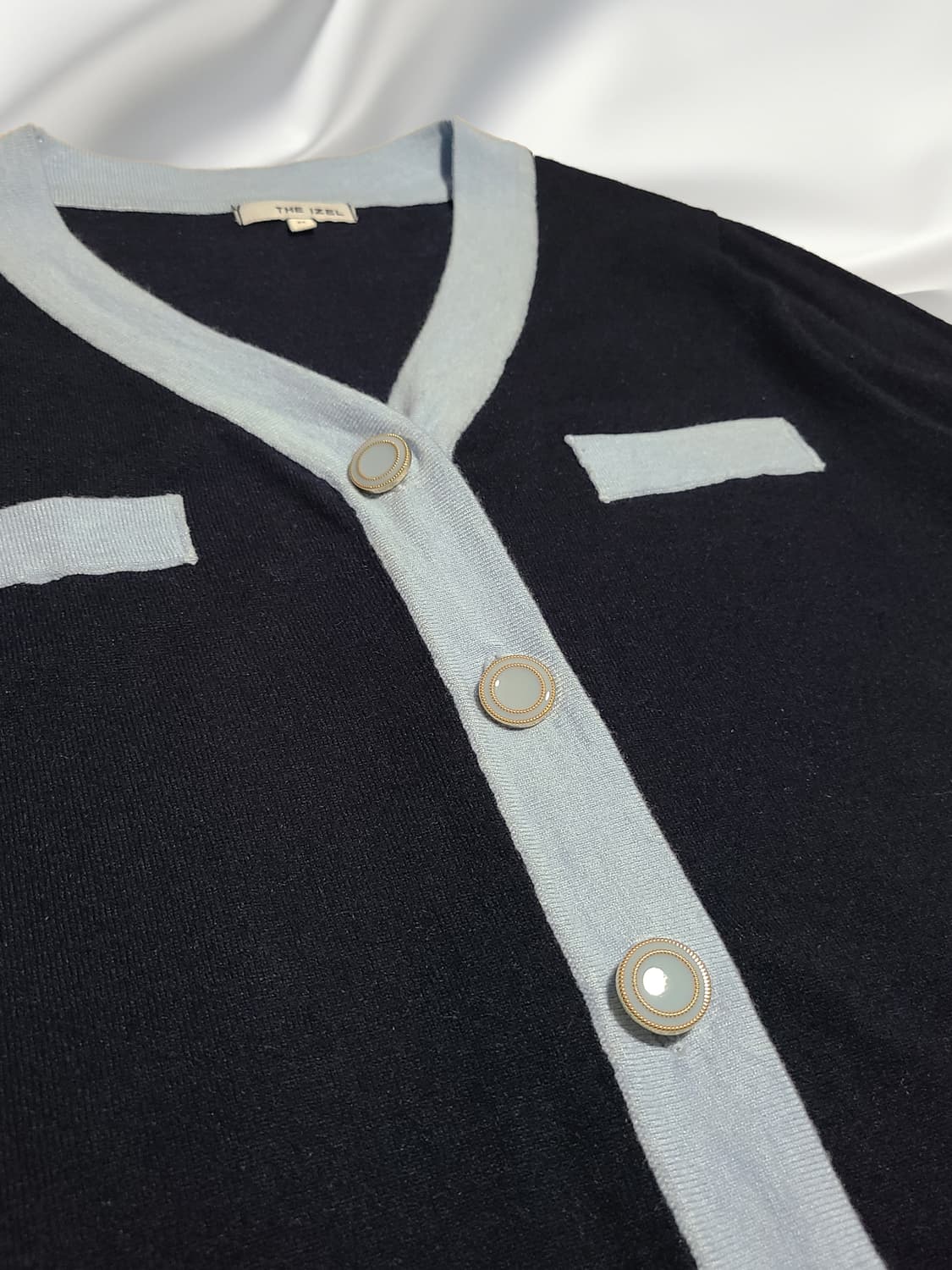 THE IZEL 배색 브이넥 니트 가디건 (네이비,소라) 상품이미지2