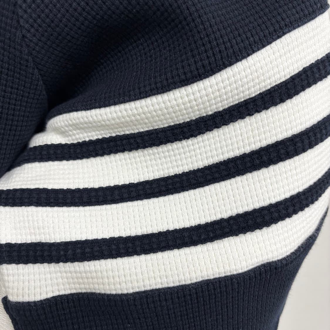 [4]톰브라운 사선완장 와플 맨투맨 상품이미지2