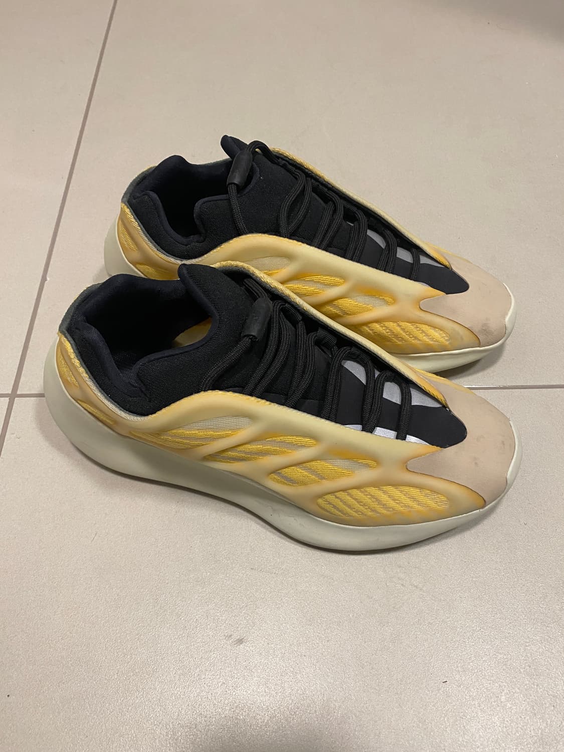 아디다스 이지 700 V3 모노 사플라워 상품이미지2