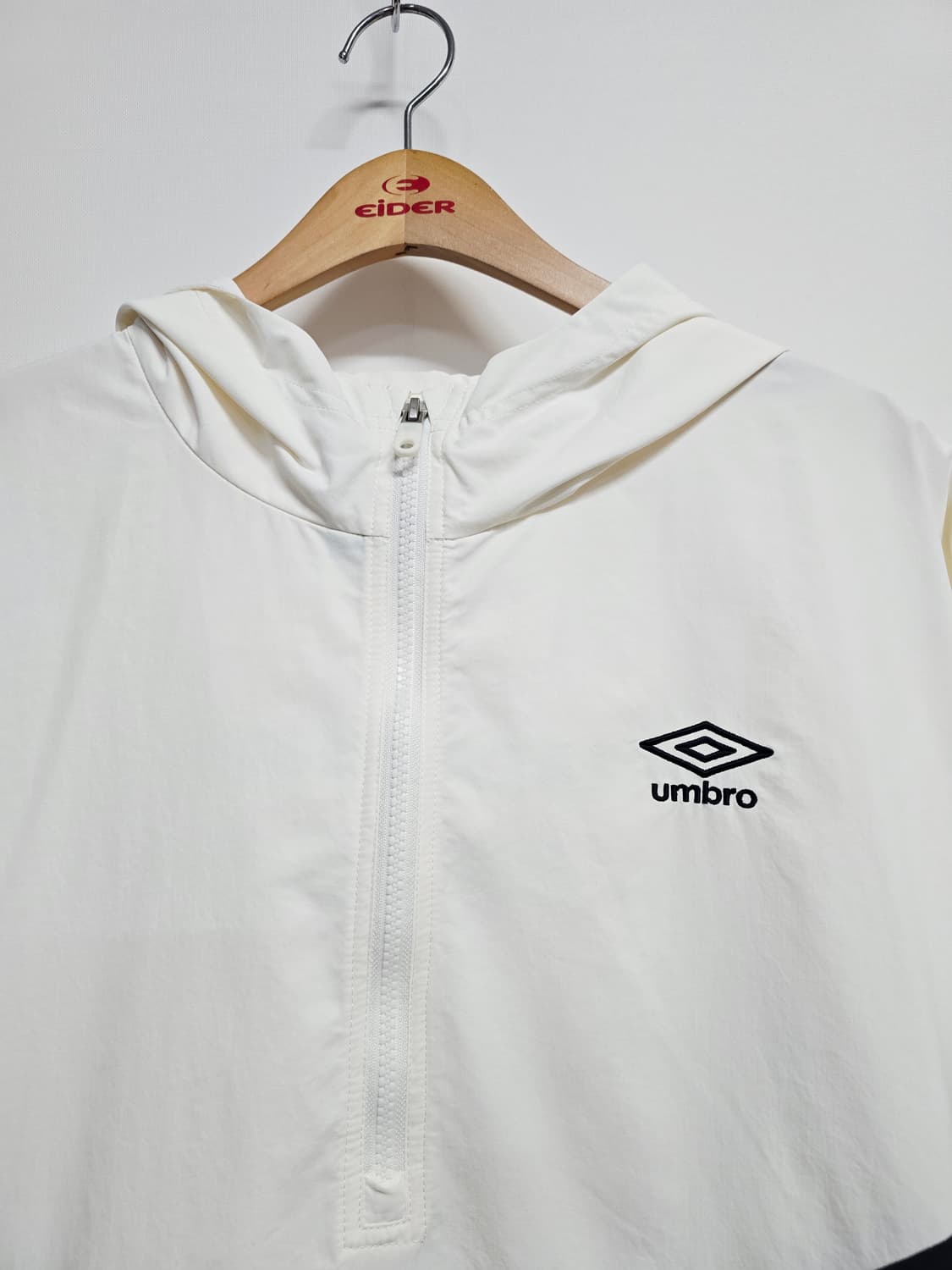 엄브로 화이트 아노락 후드 바람막이 상품이미지2