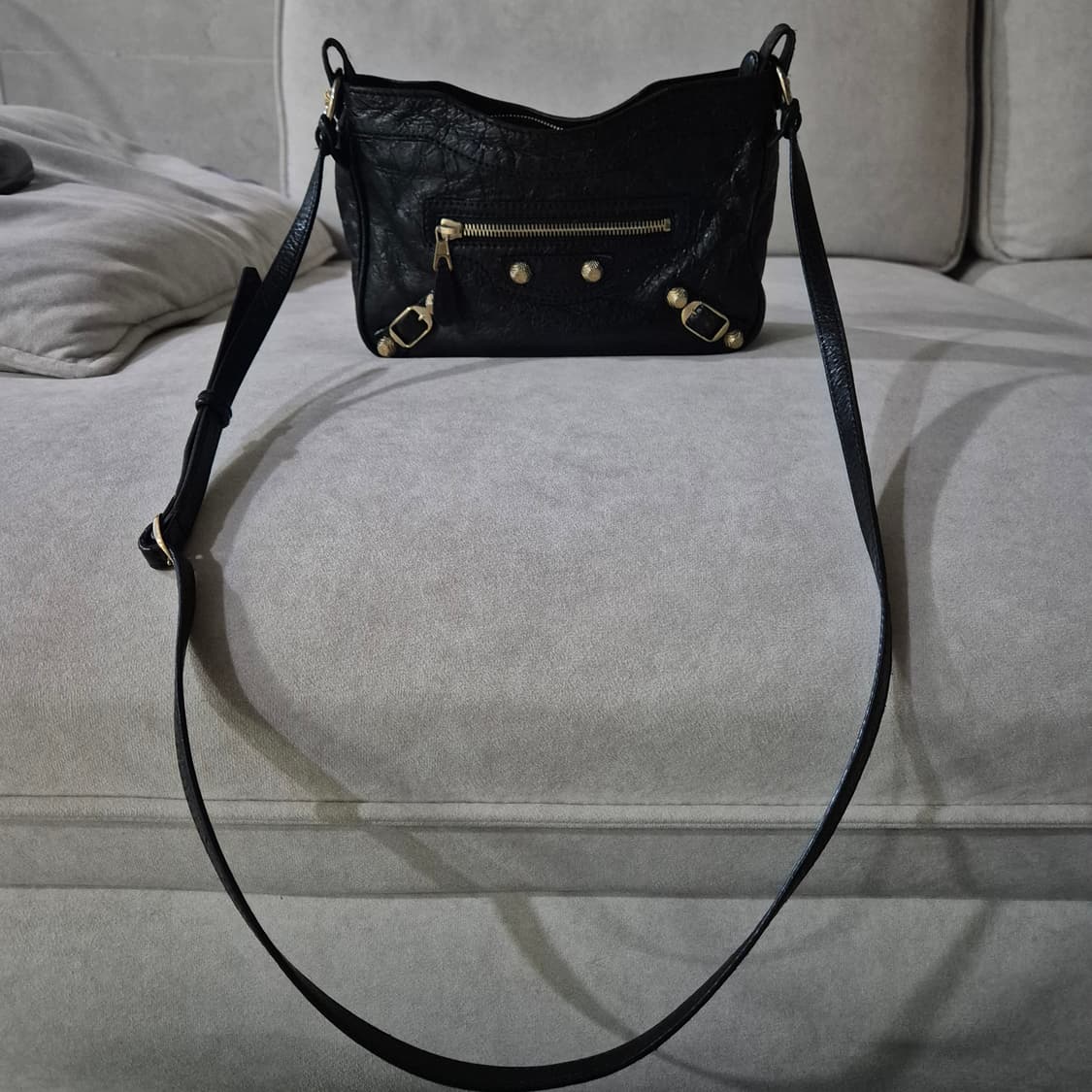 발렌시아가 자이언트 힙 크로스백 상품이미지2