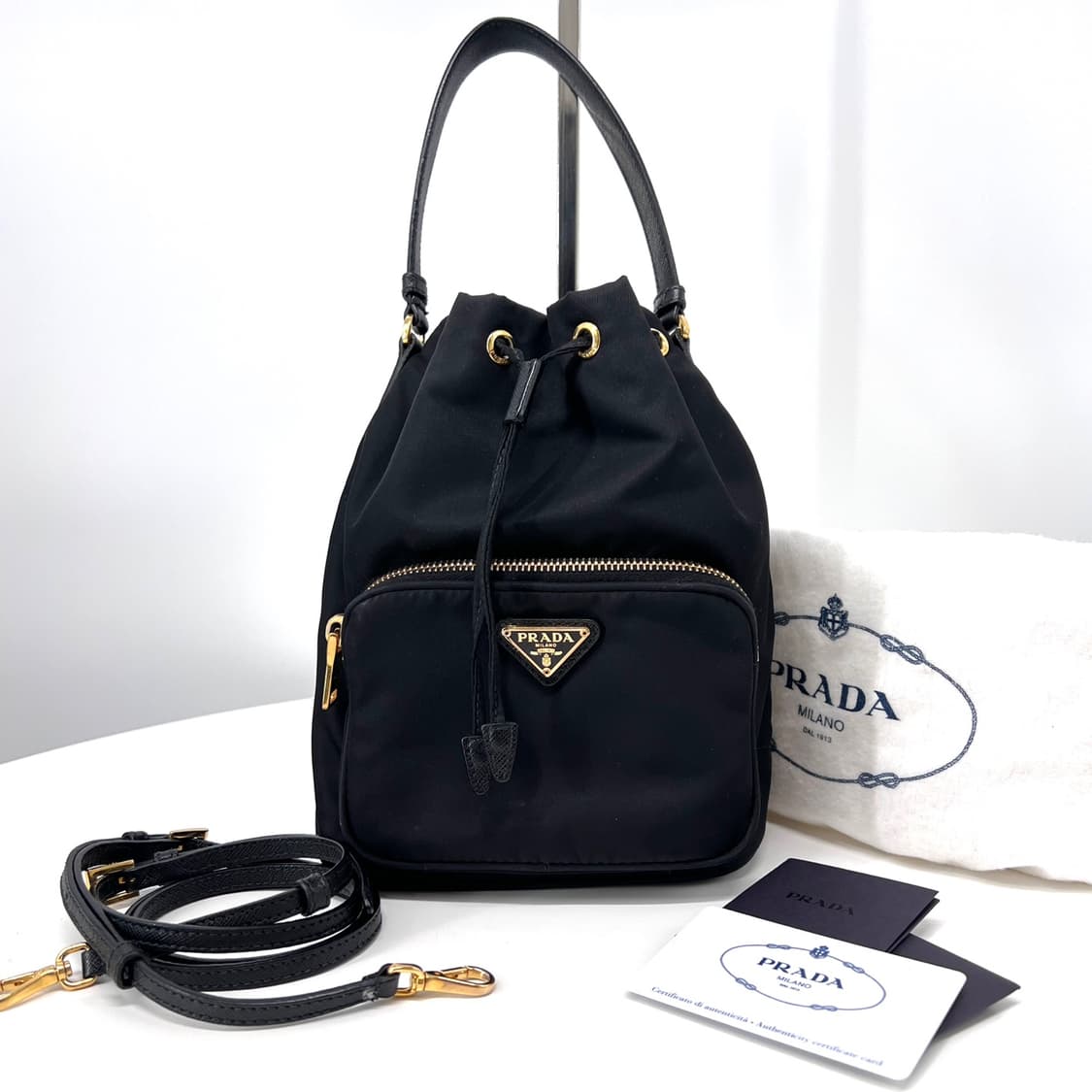 프라다 삼각로고 나일론 버킷백 블랙 (1BH038) 상품이미지1