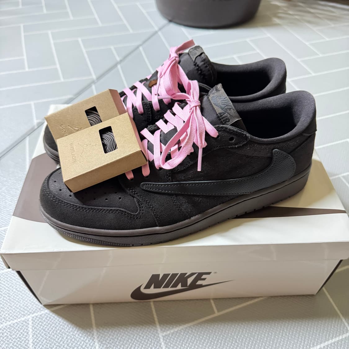 조던 1 트래비스 스캇 벨벳 브라운 공홈당첨상품 급처 (275) 상품이미지1