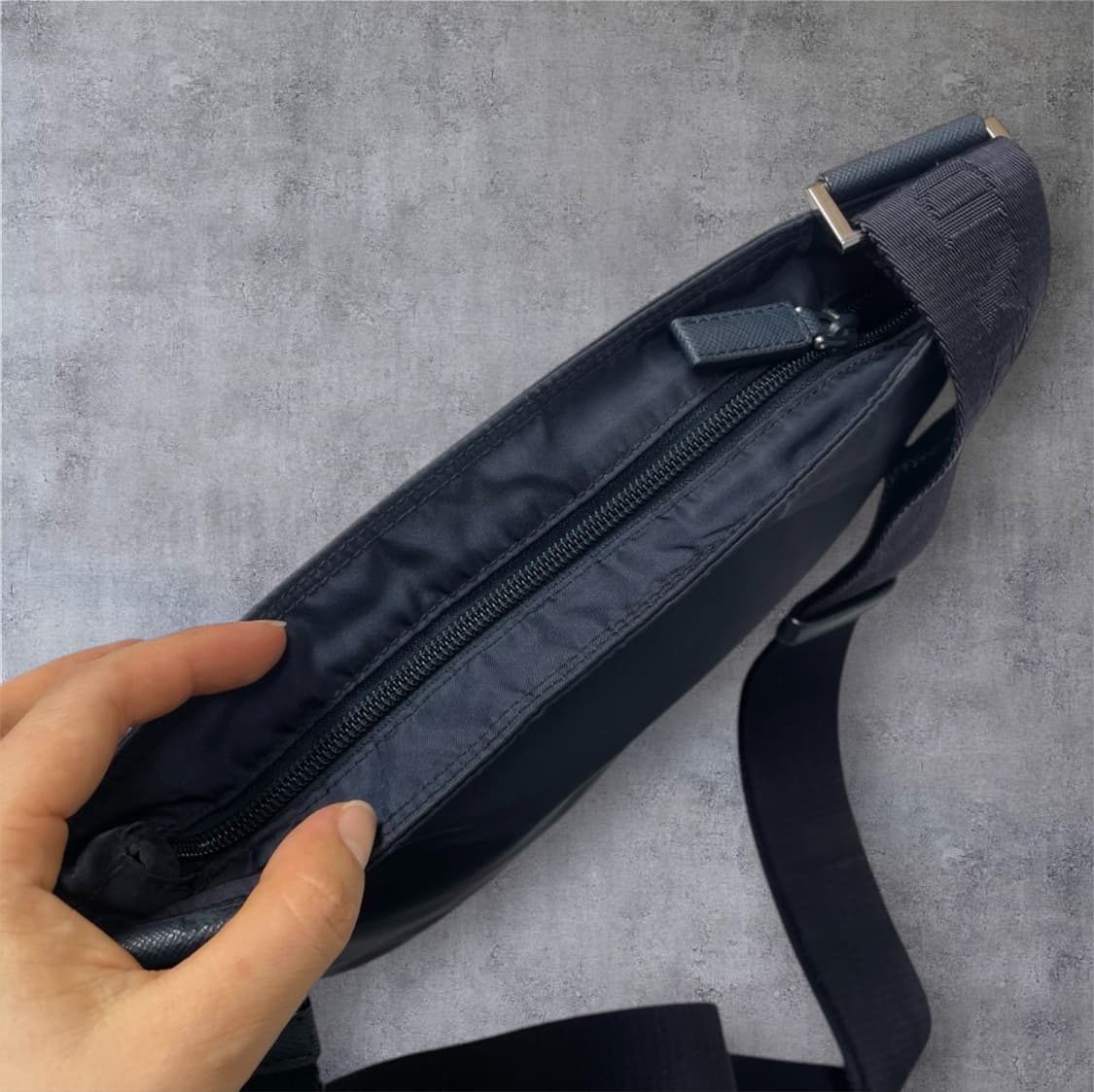 프라다 Prada 네이비 테수토 사피아노 크로스백 상품이미지4