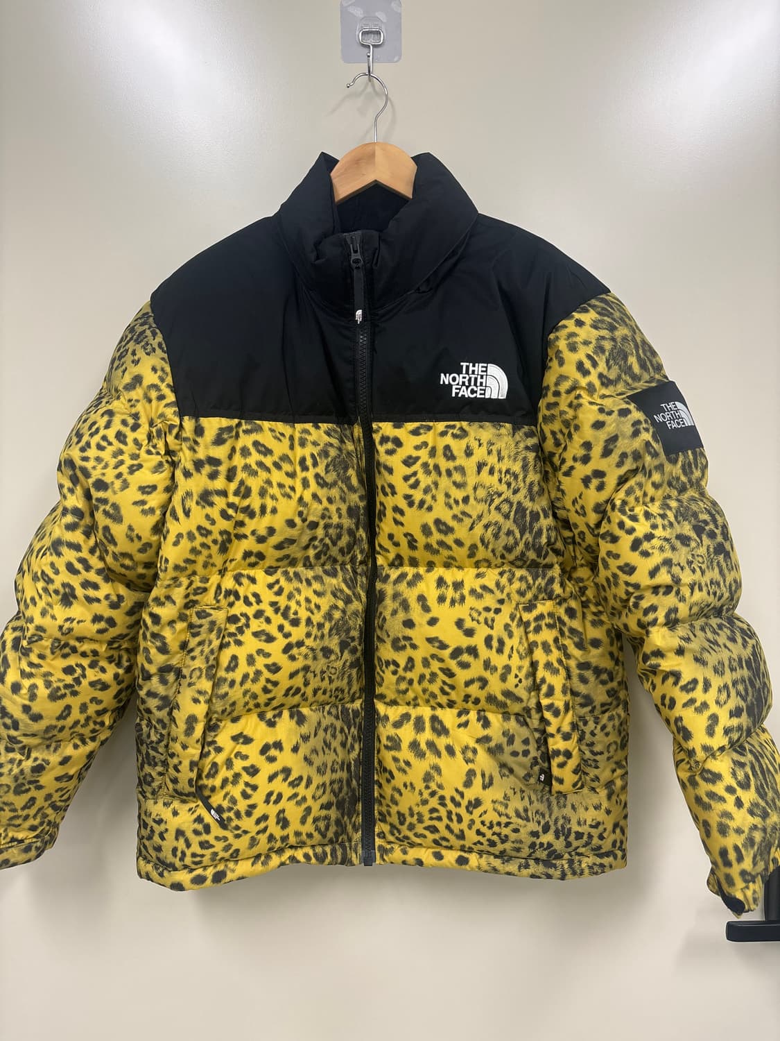 노스페이스 화이트라벨 노벨티 눕시 다운 자켓 프린트 골드 색상 상품이미지1