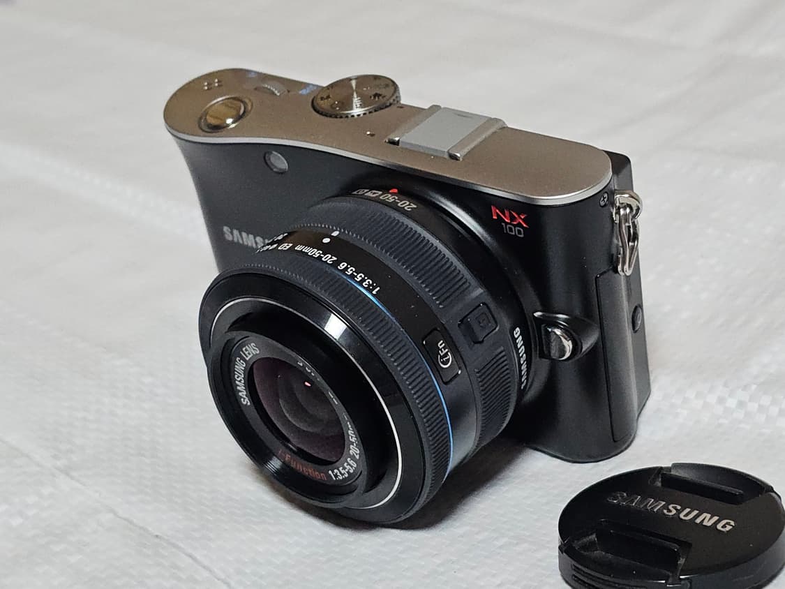 삼성 NX100 미러리스 카메라와 20-50mm 번들 렌즈 상품이미지3