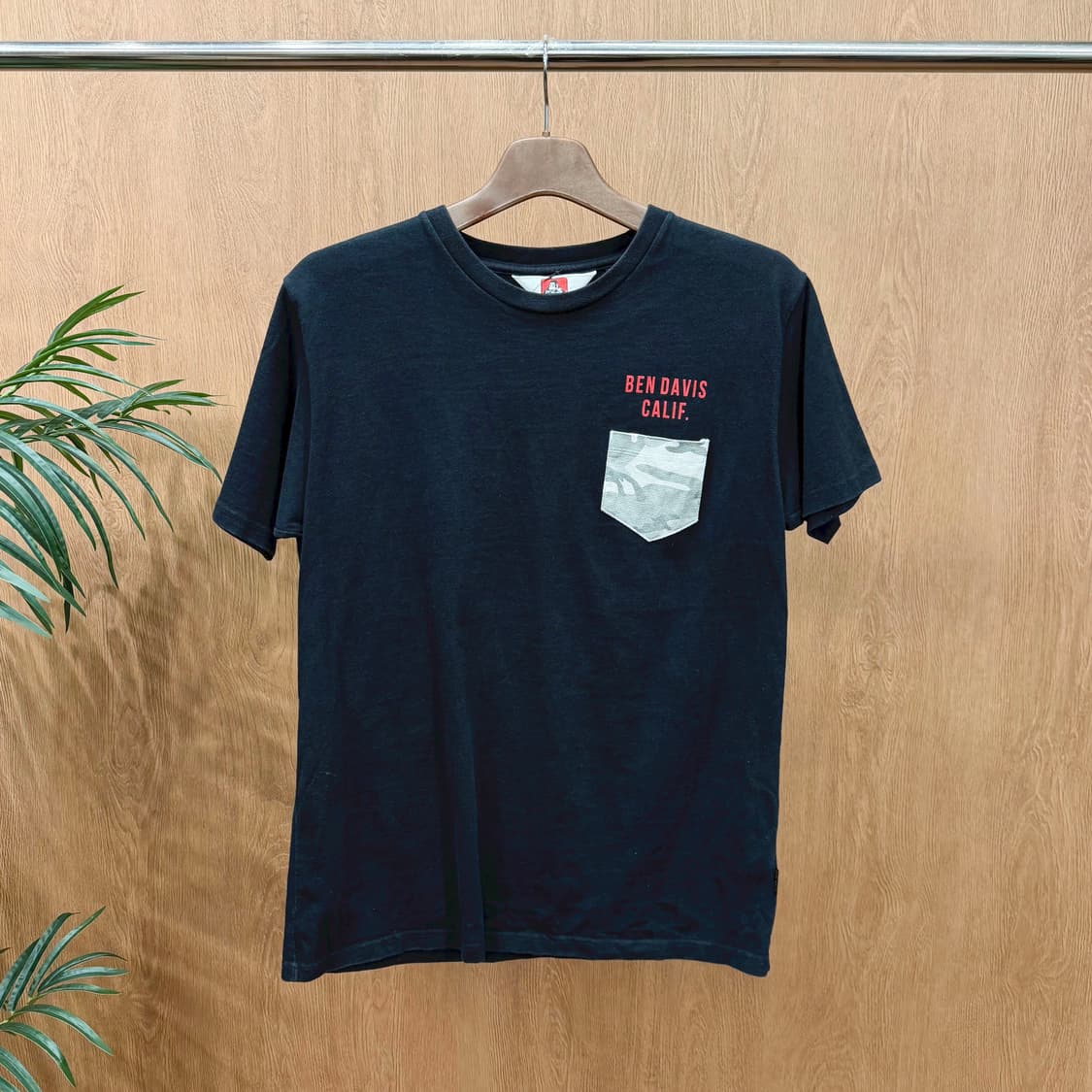 밴 데이비스 라운드넥 반팔 레드 로고 프린팅 카모 패턴 포켓 디테일 블랙 상품이미지1