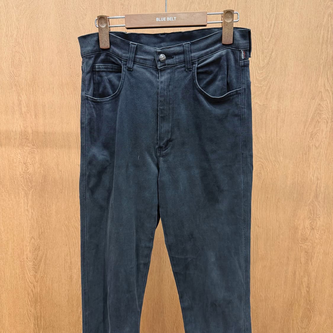 베르사체 스포츠 데님 팬츠 로고 각인 버튼 사이드 탭 디테일 슬림핏 블랙 상품이미지4