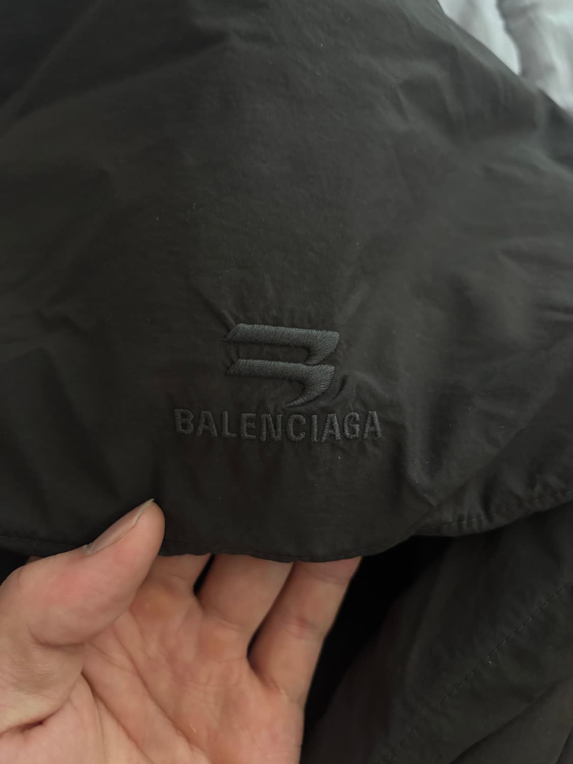 발렌시아가 스포티 B 나일론 패디드 풀오버 후드 블랙 2사이즈 상품이미지2