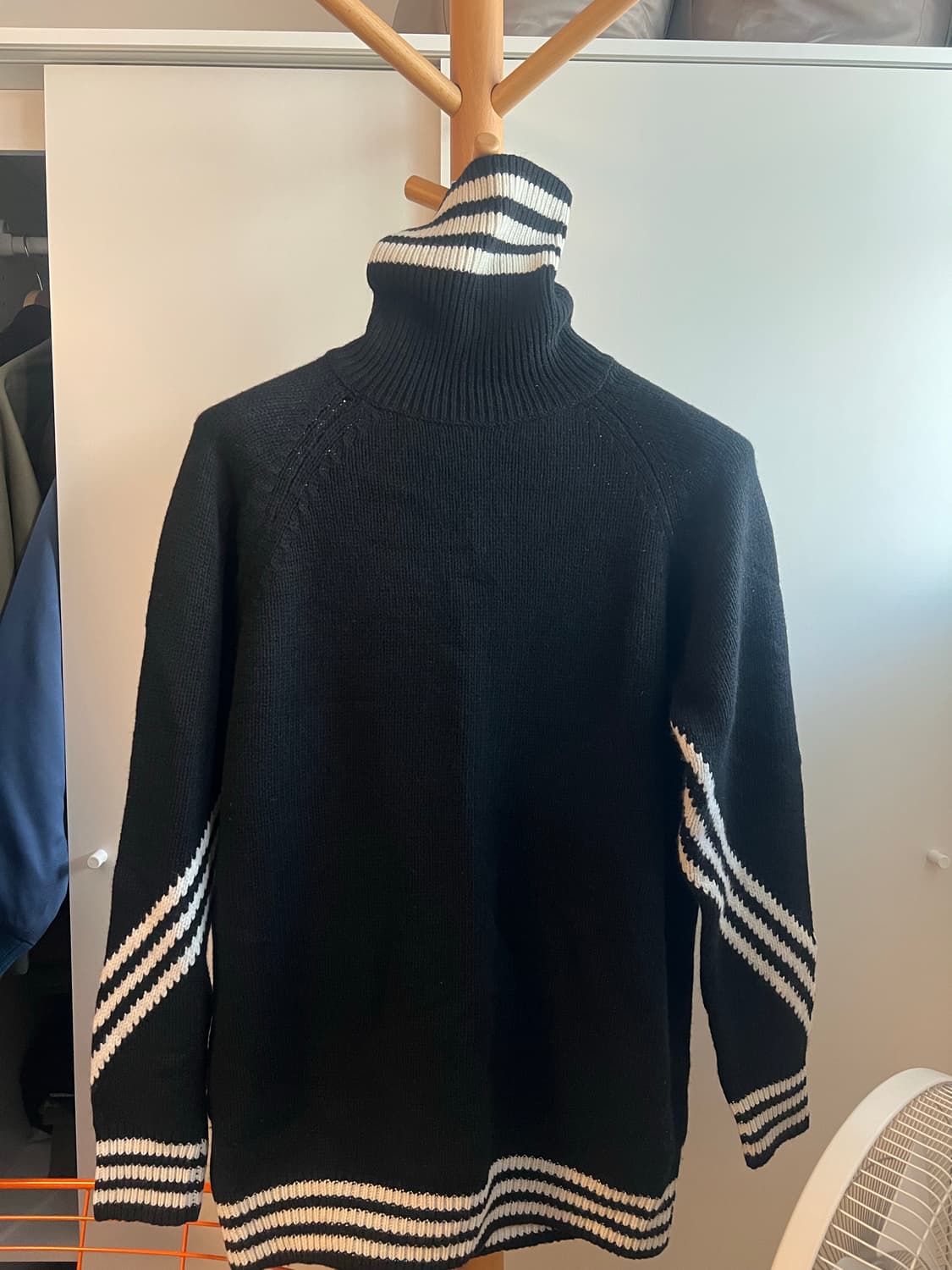 화이트마운티니어링 아디다스 니트 상품이미지1