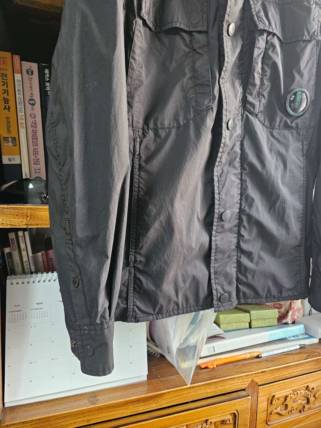 후드랑 자켓 2가지로 연출 가능한 씨피컴퍼니 블랙 자켓 팔아요 cp컴퍼니 상품이미지4