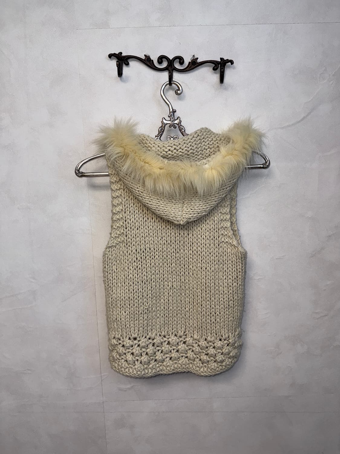 Ivory fur ball detail hood knit vest 상품이미지3