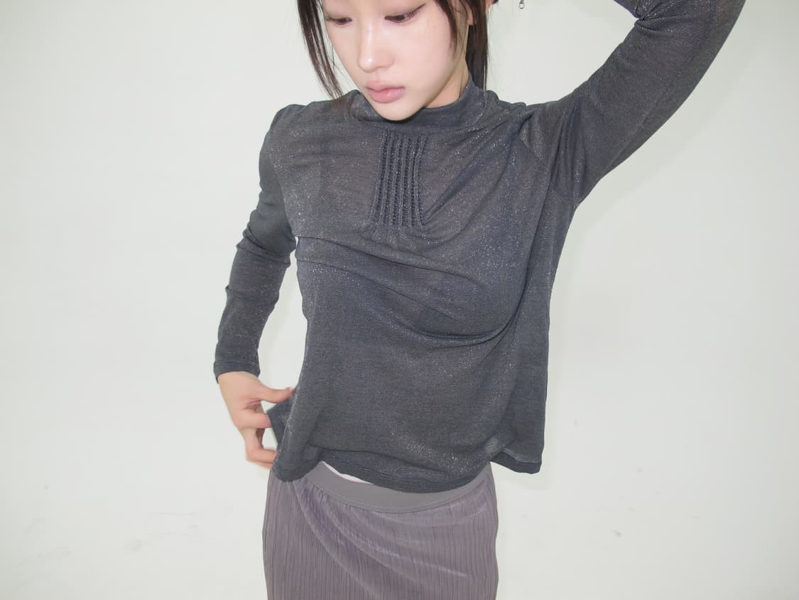 핀턱 디테일 메탈릭 하이넥탑 상품이미지1