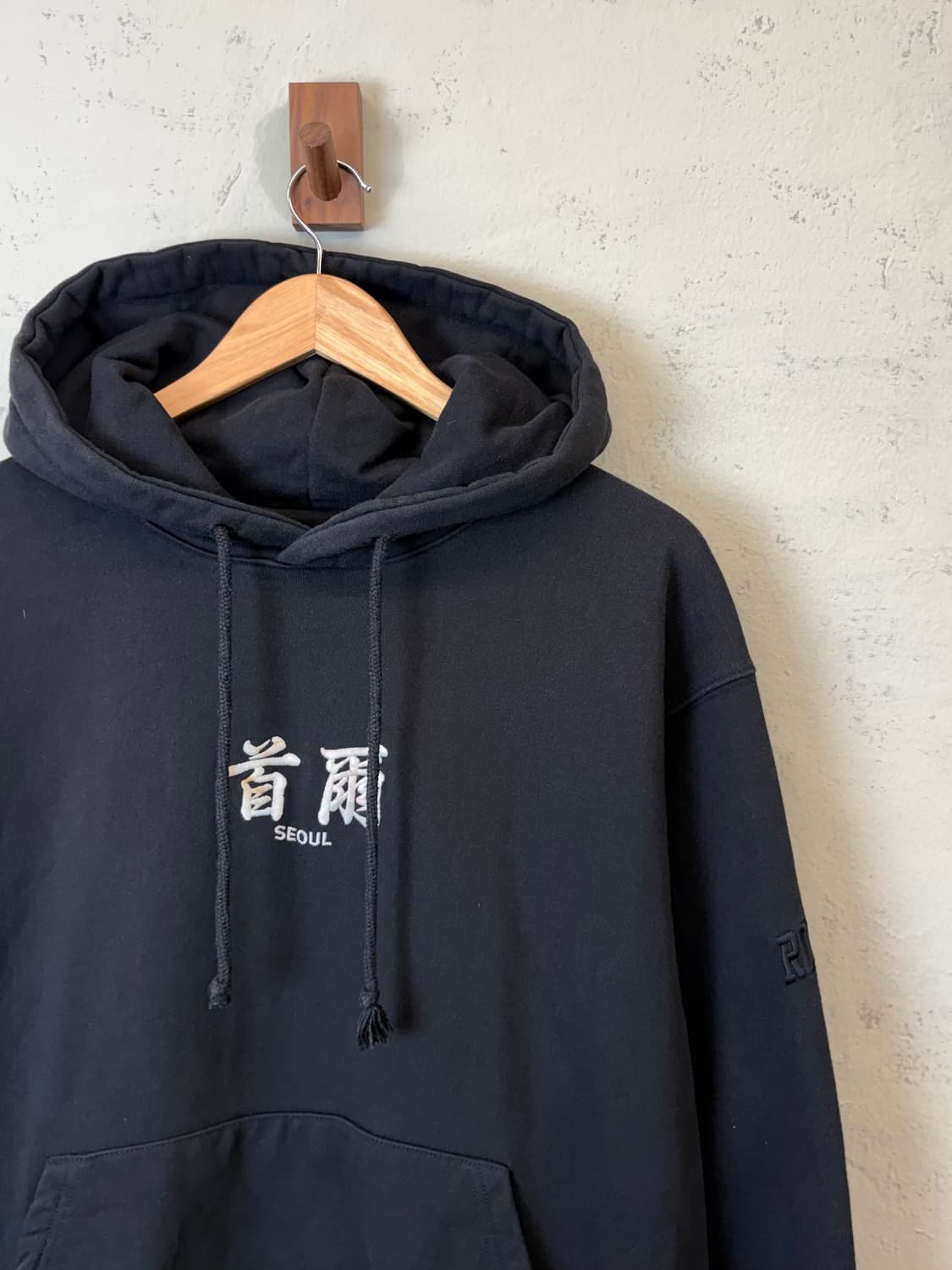 다크룸 서울 블랙 후드티 상품이미지3