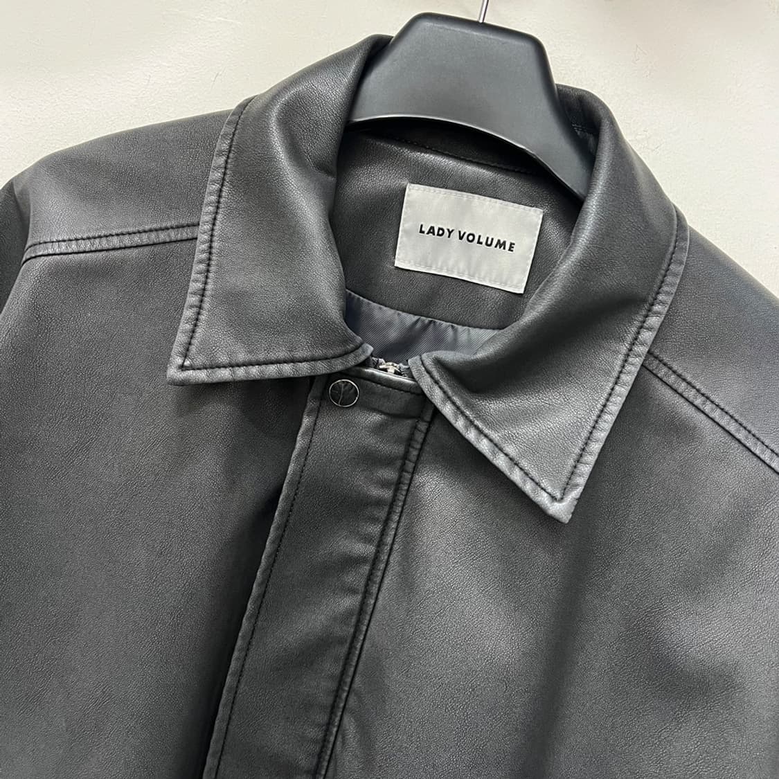 레이디 볼륨 투웨이 오버핏 차콜 레더 자켓 FREE 상품이미지3