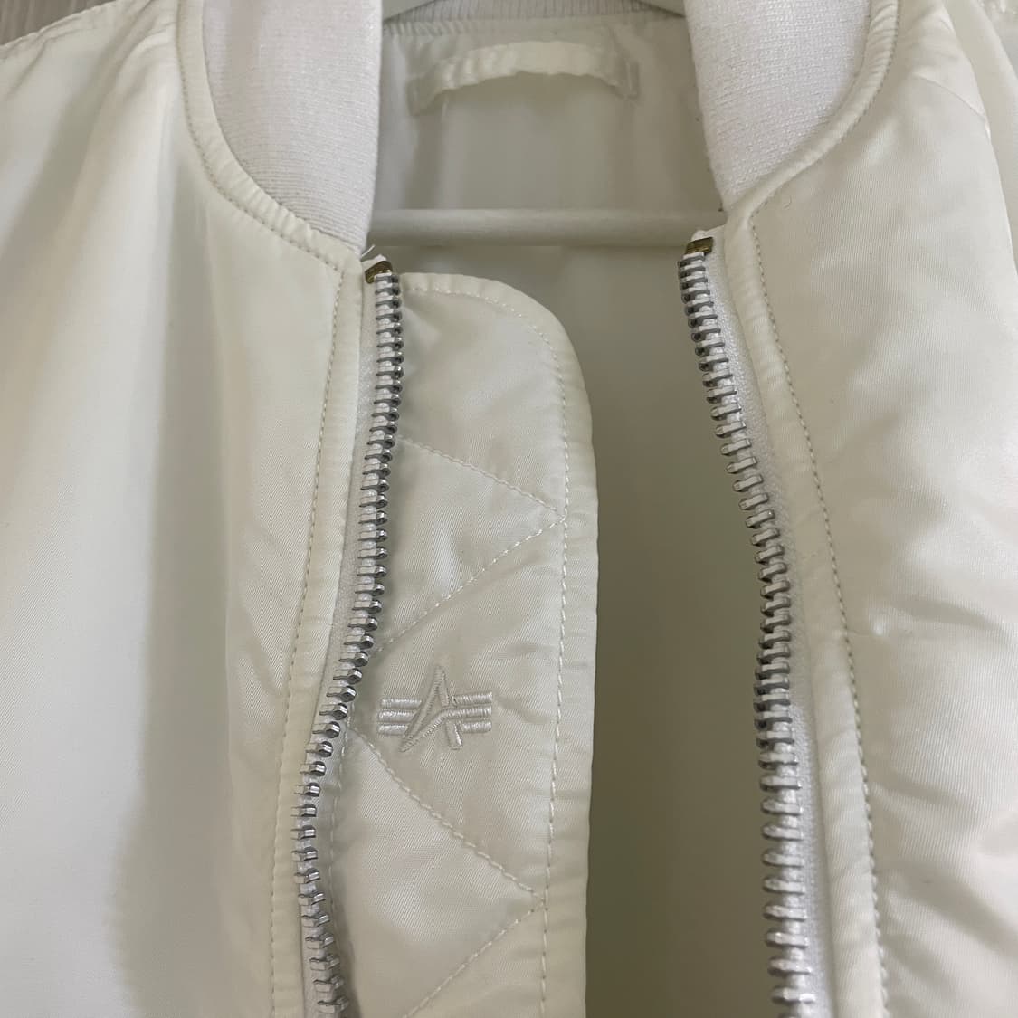 [xs] 알파인더스트리 ma-1 슬림핏 화이트 리버시블 숏항공점퍼 상품이미지4