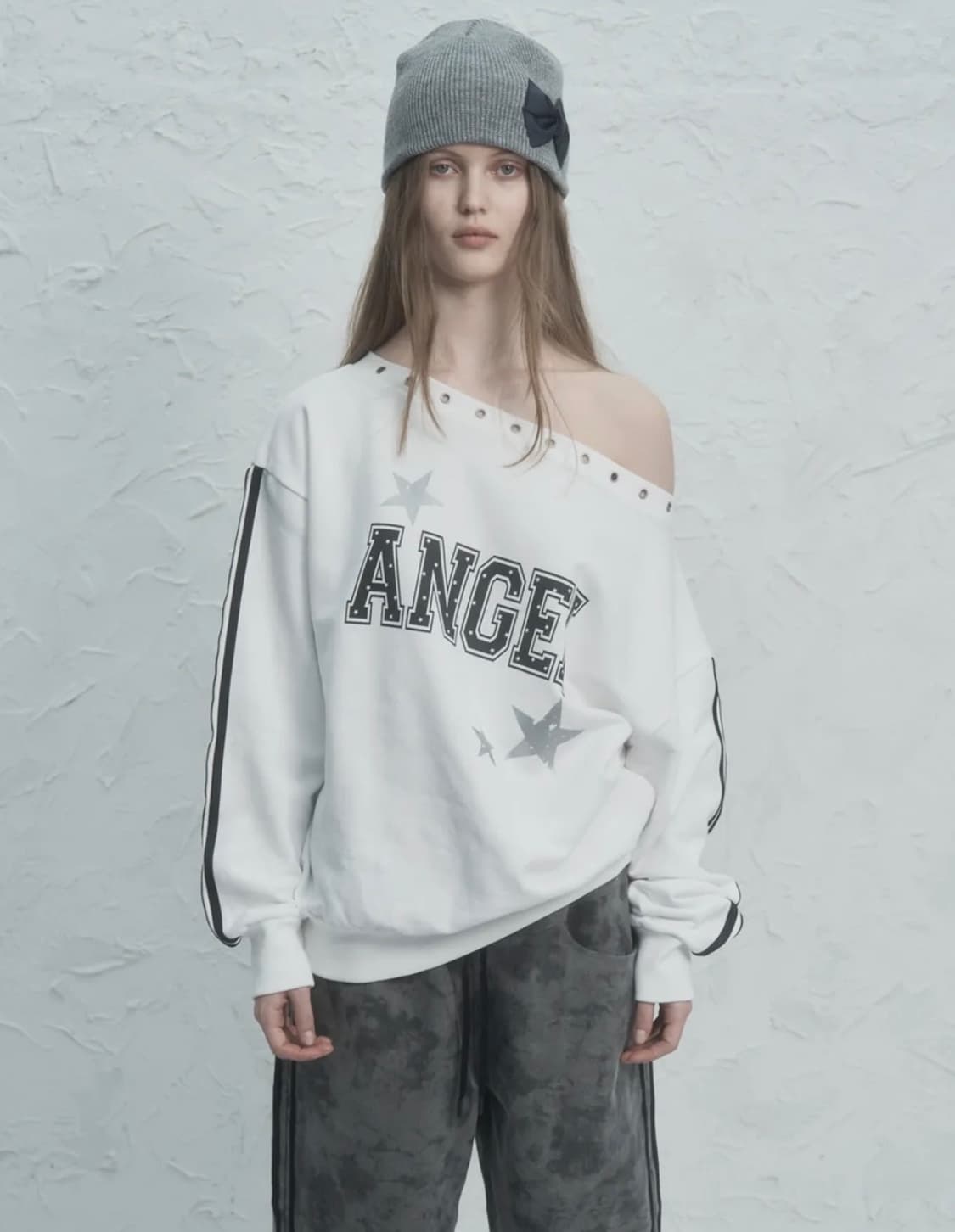 새상품 셋업이엑스이 오프숄더 맨투맨 EYELET ANGEL MTM / W 상품이미지1