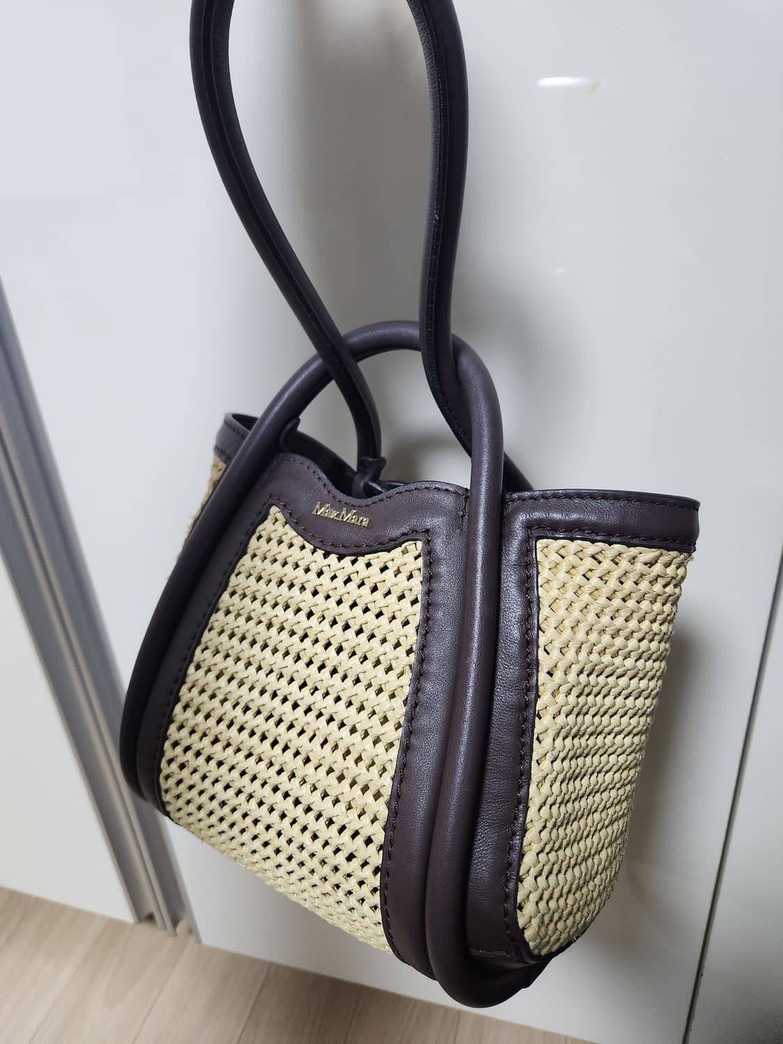 막스마라 라피아 이펙트 토트백 상품이미지1