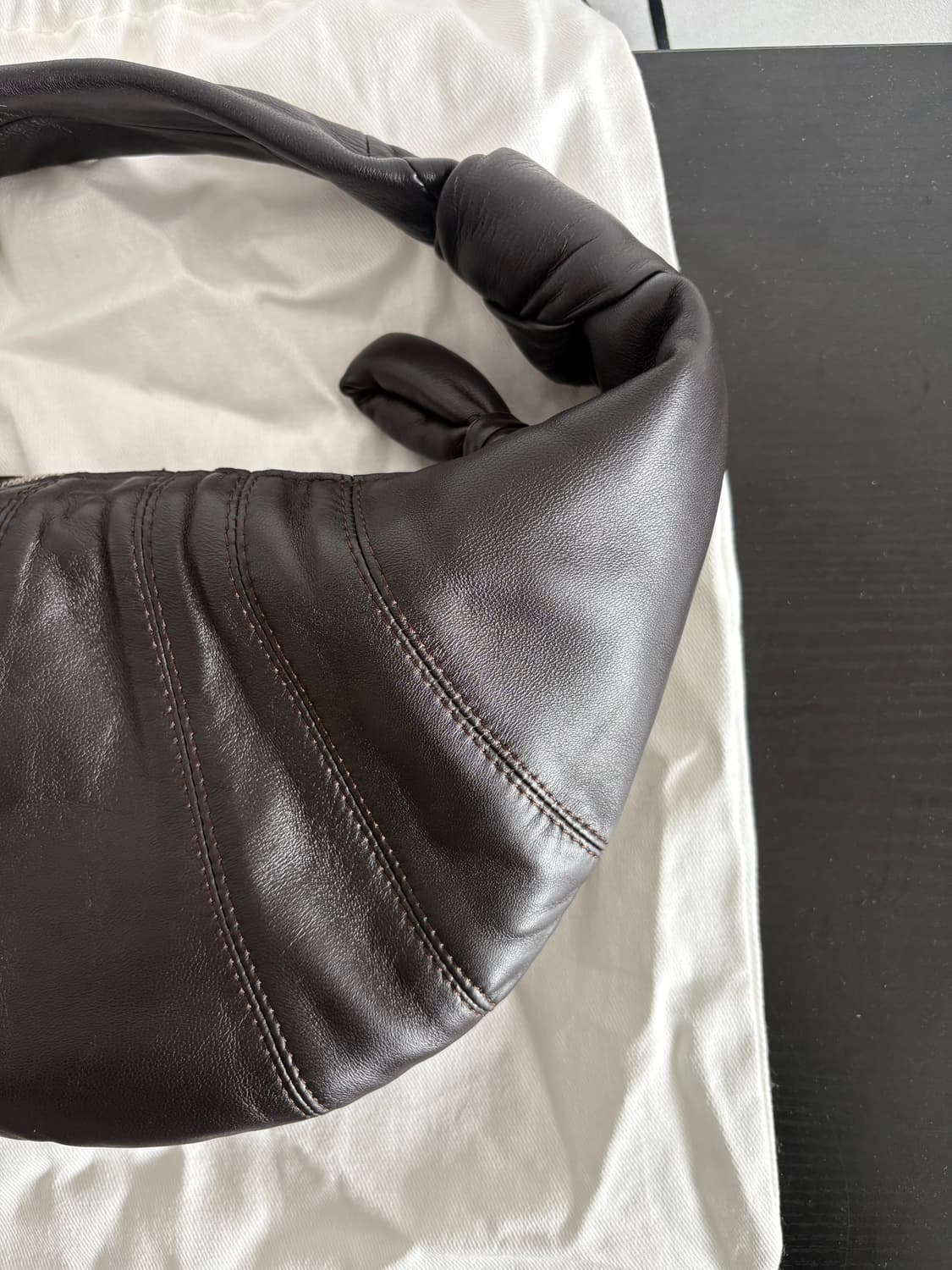 르메르 미니 포춘 크루아상 백 다크 초콜릿 상품이미지6