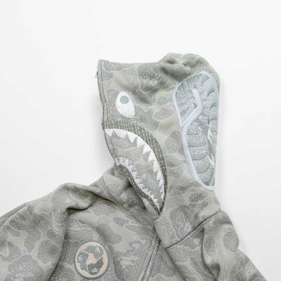 베이프 x 알파인더스트리 샤크 풀 집업 후디 상품이미지3