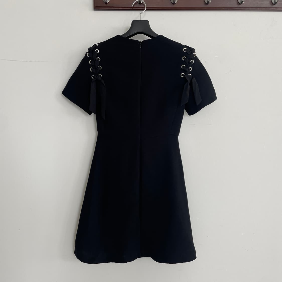 산드로 34,XS 레이스업 디테일 블랙 미디 원피스 상품이미지4