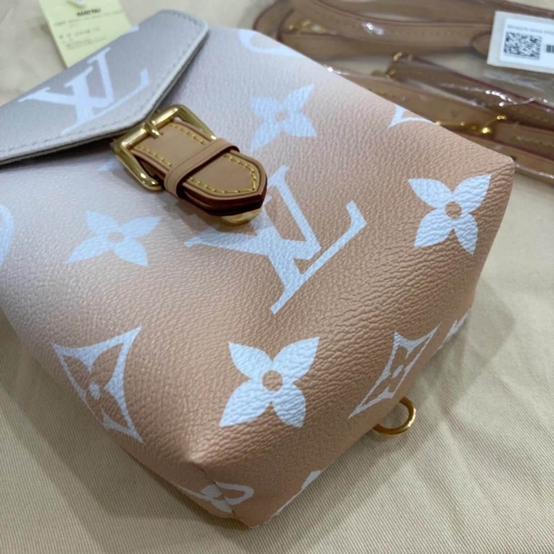 [새상품] 루이비통 핑크 투톤 타이니 모노그램 한정판 백팩 상품이미지1