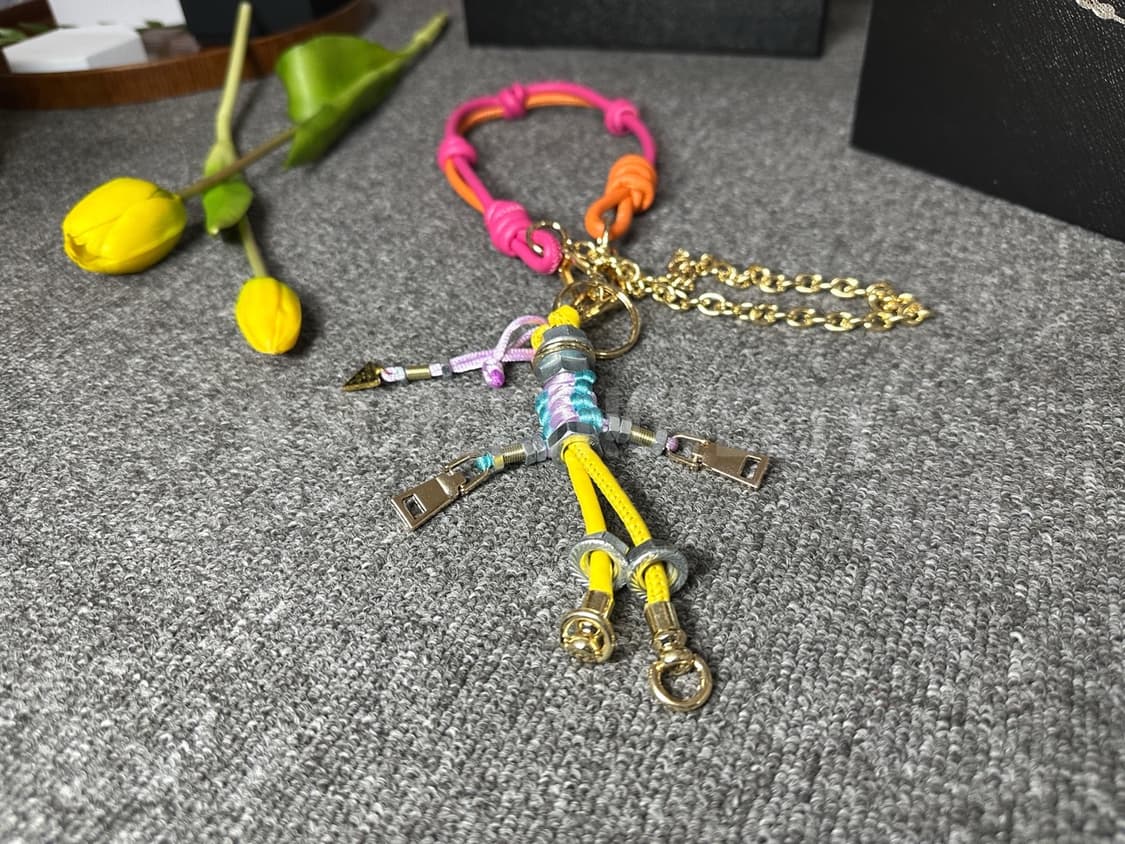 프라다 로봇 백참 핑크 상품이미지7