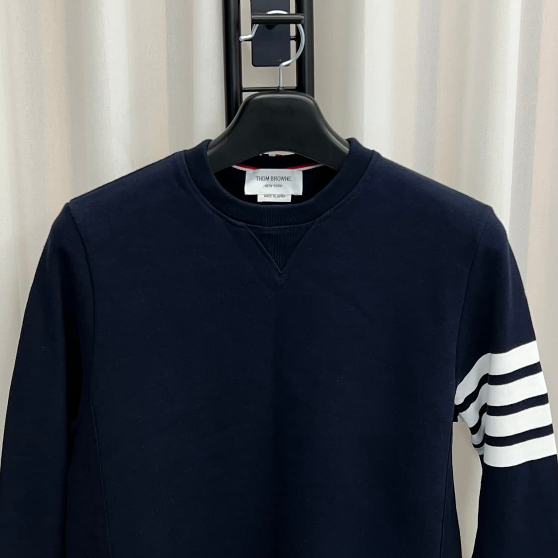 톰브라운 사선완장 맨투맨 네이비 (3) 상품이미지3