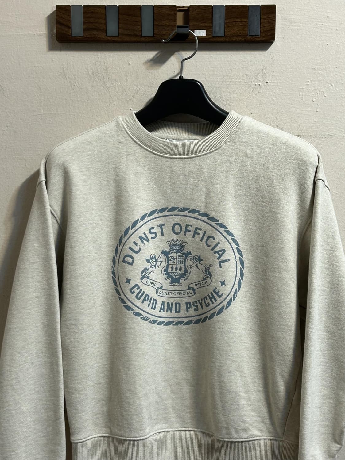 던스트 큐피드 캠퍼스 스웻셔츠 상품이미지2