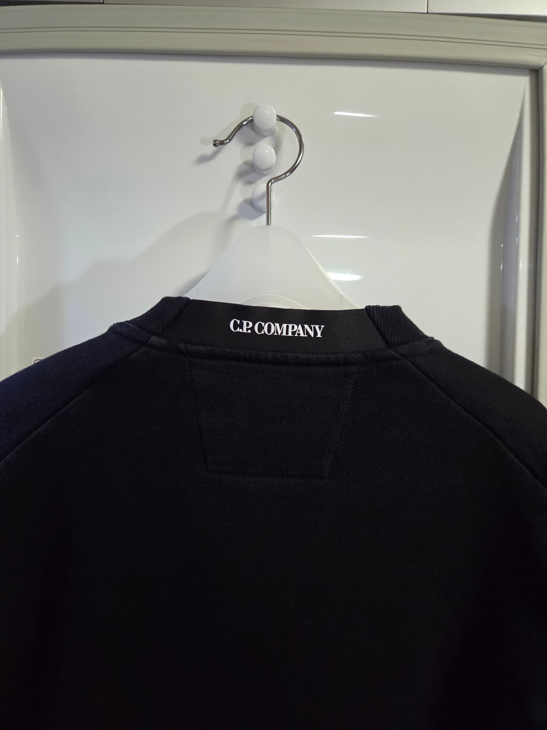 C.P. 컴퍼니 렌즈 와펜 맨투맨 블랙 상품이미지3