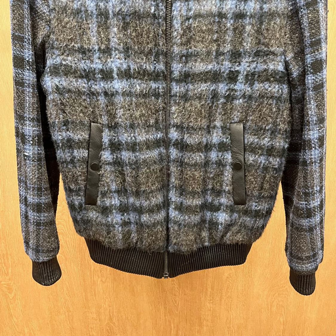 시스템 봄버 니트 자켓 레더 커프스 밑단 체크 패턴 디테일 네이비 상품이미지5