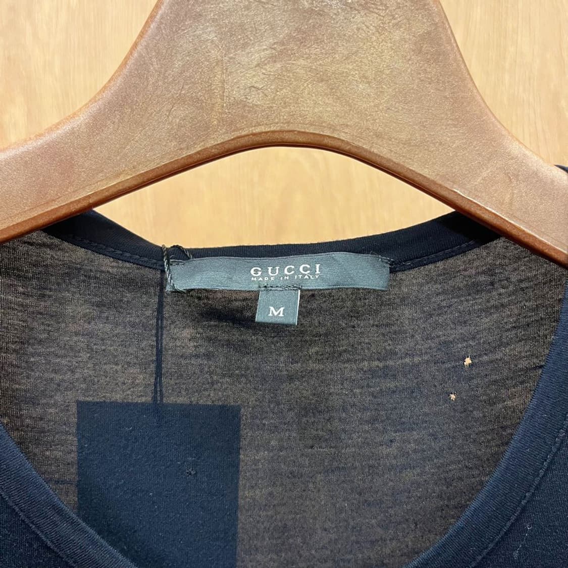 구찌 반팔 티셔츠 헨리넥 사이드 리본 밑단 로고 프린팅 디테일 네이비 상품이미지8