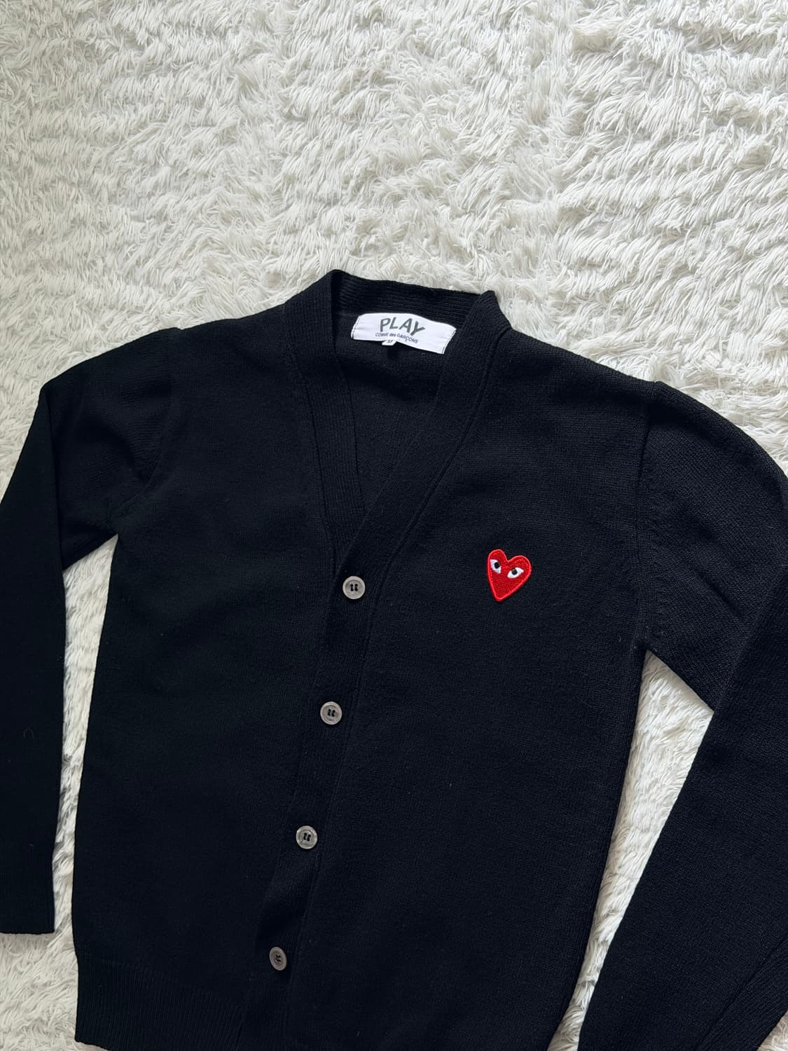꼼데가르송 플레이 레드 하트 와펜 가디건 (블랙) 상품이미지2